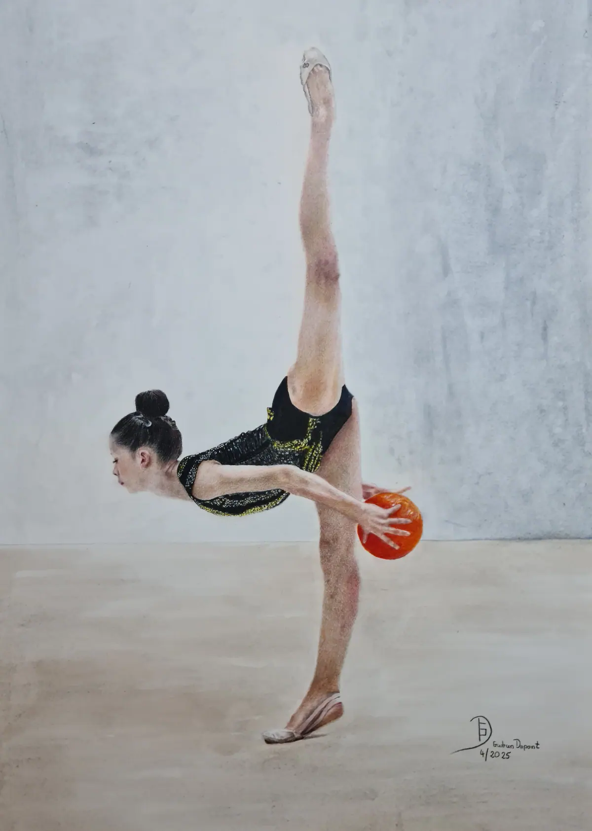 Zeichnung einer Turnerin in einer balancierenden Pose, stehend auf einem Bein mit dem anderen vertikal gestreckt. Die Linienführung ist präzise und konturbetont, der Stil realistisch mit grafischen Elementen. Schatten und Helligkeit sind zurückhaltend modelliert; die schwarz-goldene Bekleidung kontr