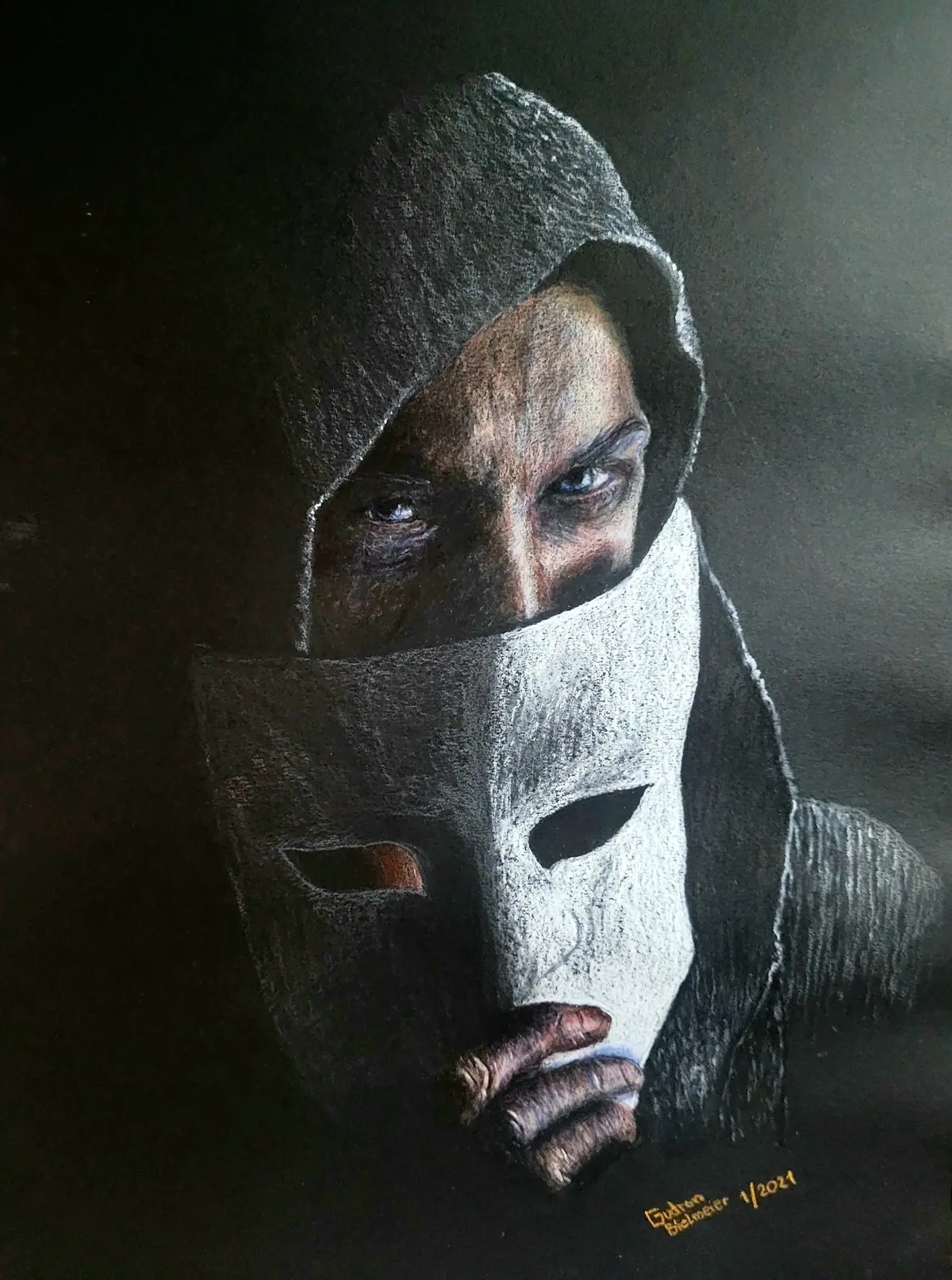 Porträt einer Person mit intensivem Blick, die eine weiße Maske vor das Gesicht hält. Die Augen sind sichtbar über der Maske und schauen direkt in die Kamera. Dunkler Hintergrund und dramatisches Licht betonen die Spannung zwischen Sichtbarkeit und Verhüllung. Das Bild thematisiert Identität, Rollen