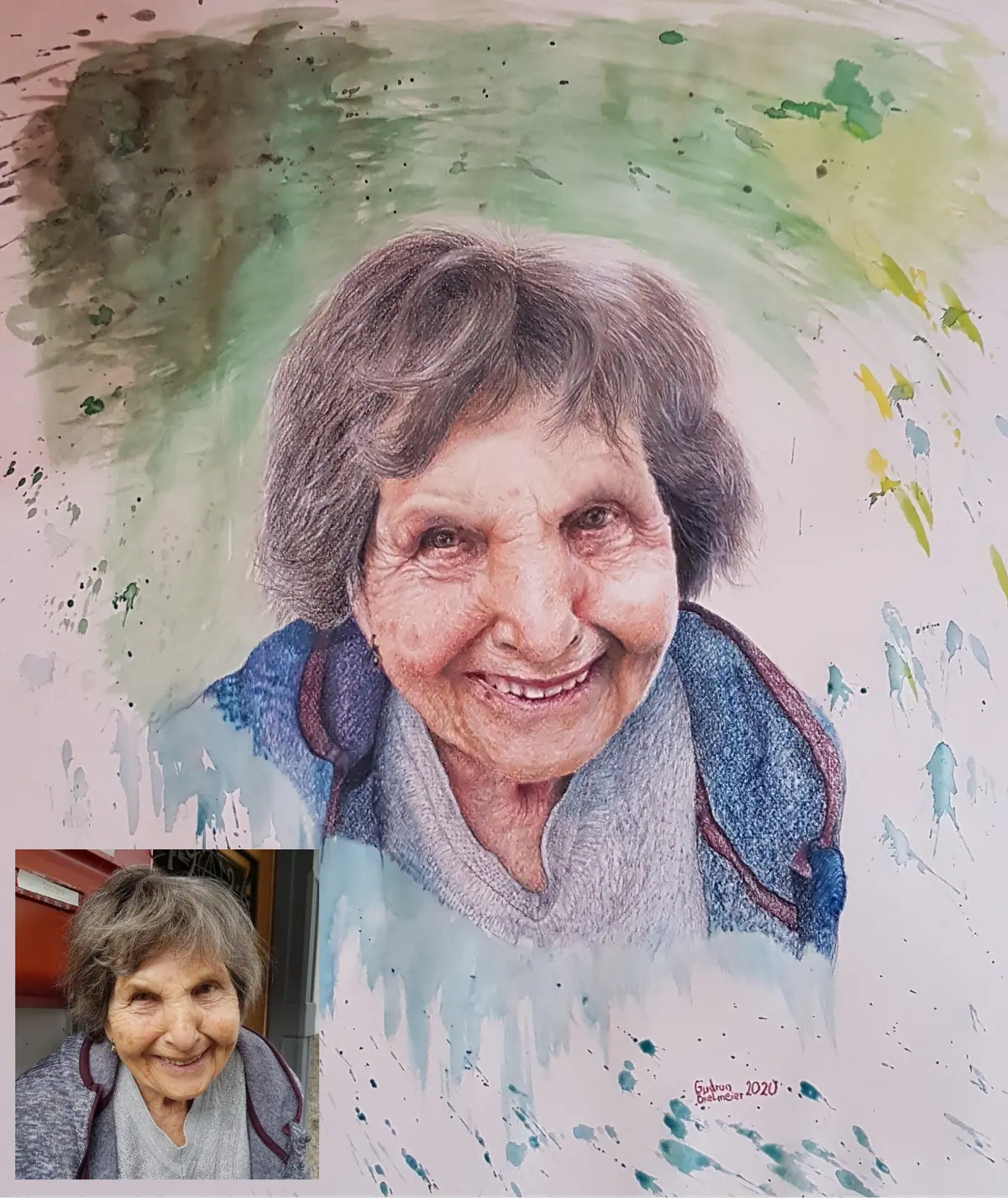 Handgezeichnetes Menschenportrait mit Künstlerfarbstiften auf Papier, basierend auf einem alten Foto (unten links sichtbar). Realistische Darstellung mit warmem Gesichtsausdruck, farbigen Aquarellakzenten im Hintergrund. Ideal als Erinnerungsbild, Portraitzeichnung nach Fotovorlage, Geschenkidee für