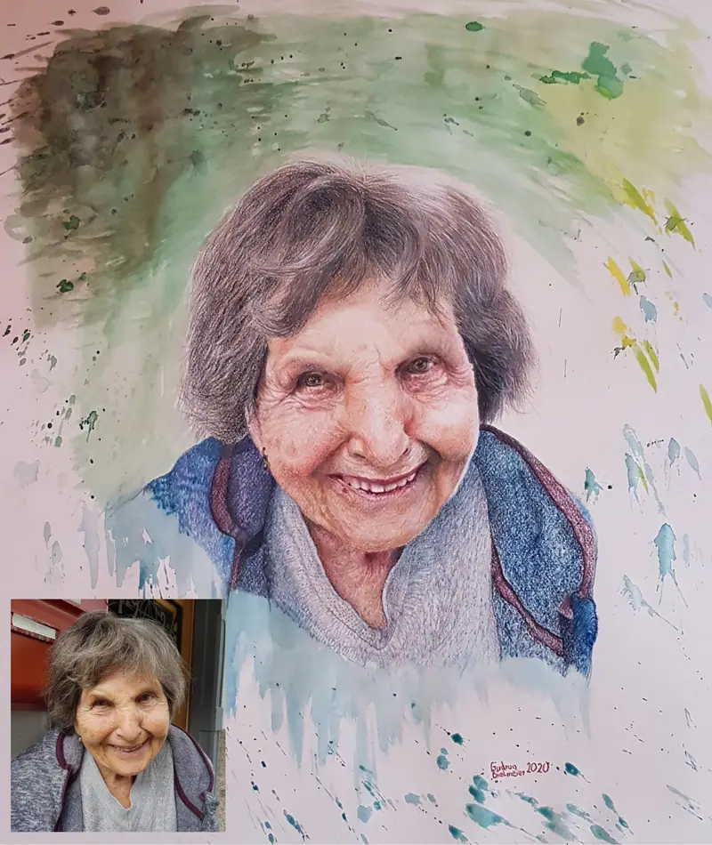 Handgezeichnetes Menschenportrait mit Künstlerfarbstiften auf Papier, basierend auf einem alten Foto (unten links sichtbar). Realistische Darstellung mit warmem Gesichtsausdruck, farbigen Aquarellakzenten im Hintergrund. Ideal als Erinnerungsbild, Portraitzeichnung nach Fotovorlage, Geschenkidee für