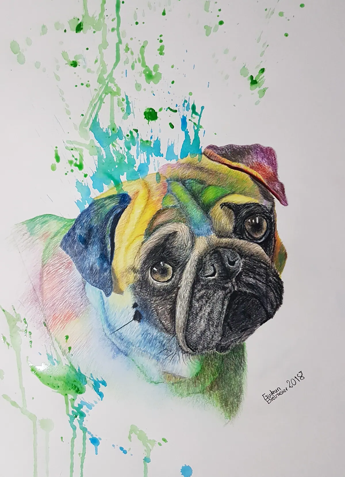 Porträt eines Mops mit realistischer Gesichtsdarstellung vor abstraktem, buntem Hintergrund, Kunstwerk von Gudrun Dapont aus dem Jahr 2018.