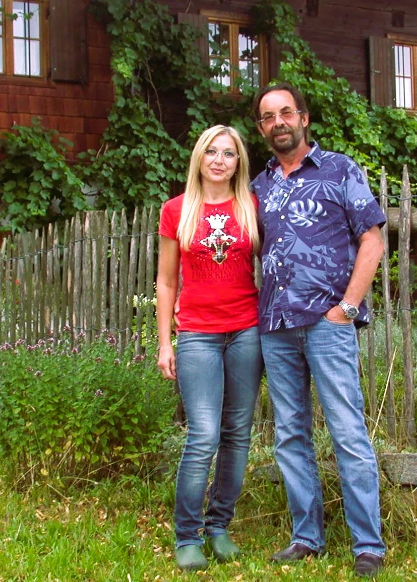 Gudrun und Anton Dapont im Garten des Biohofs Hausberg in Egglham