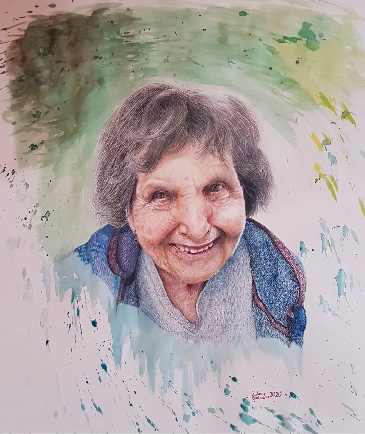 Porträt einer Person mit grauem Haar und blau-grauem Gewand, gezeichnet mit Farbstiften. Der Hintergrund besteht aus abstrakten Aquarellflächen in Grün- und Gelbtönen. Die Farben verlaufen weich und stimmungsvoll. Signatur „Gudrun Bielmeier (Dapont)“, datiert 2020, unten rechts.