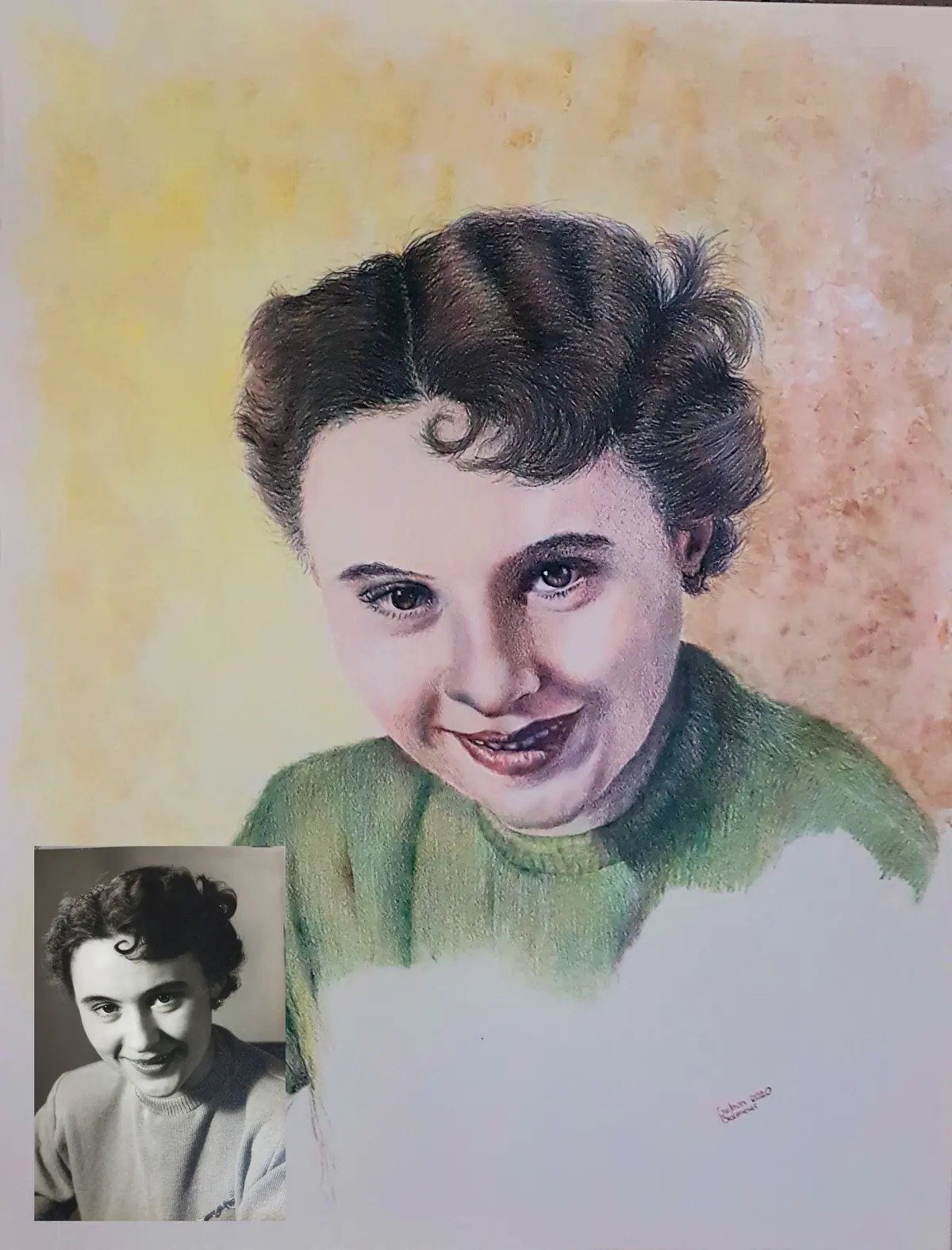 Handgezeichnetes Menschenportrait auf Papier, inspiriert von einem historischen Schwarzweißfoto (unten links sichtbar). Realistische Zeichnung mit warmen Farben, weicher Schattierung und emotionalem Ausdruck. Ideal als Erinnerungsbild, Portraitzeichnung nach Fotovorlage, oder persönliche Geschenkide