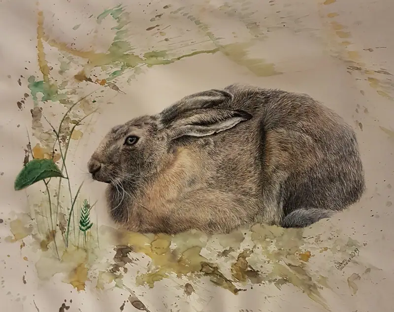 Detailreiche Malerei eines ruhenden Hasen mit natürlicher Fellzeichnung, kombiniert mit abstrakten Aquarellakzenten und Pflanzen, eine moderne Hommage an Dürers Feldhase, signiert von Gudrun Dapont (2019).