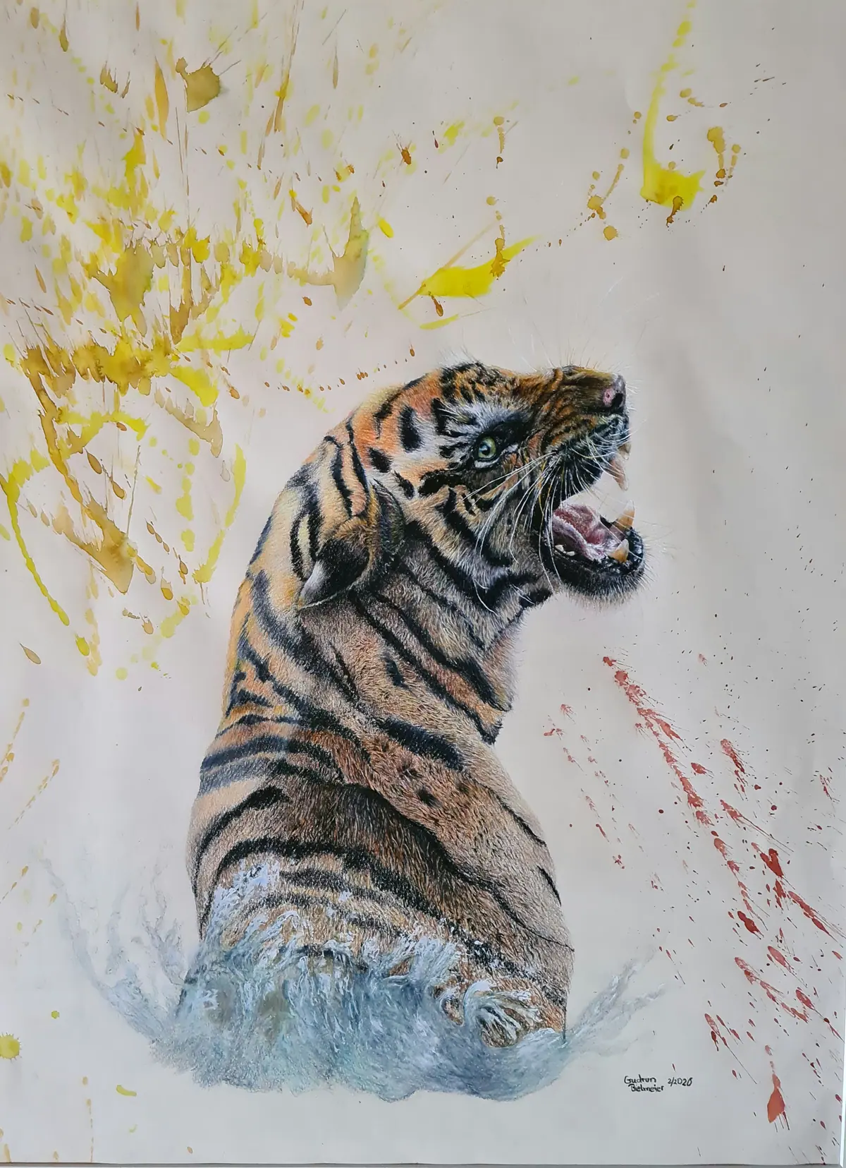 Dynamische Tigerdarstellung mit geöffnetem Maul und detaillierten Streifen, vor abstraktem Hintergrund in Rot- und Gelbtönen und Wasserspritzern, Werk von Gudrun Dapont aus dem Jahr 2020.