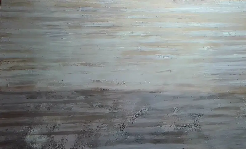 abstraktes Gemälde mit horizontalen Pinselstrichen in sanften Grau-, Beige- und Weißtönen. Die Farben verlaufen weich und schaffen den Eindruck einer nebligen Landschaft oder ruhigen Wasseroberfläche. Das Werk wirkt beruhigend und offen für Interpretation, zwischen Natur und Gefühl.
